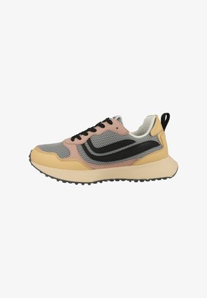 Chaussure avec une tige en maille grise, des accents en suède rose et des superpositions synthétiques noires. Semelle intermédiaire crème avec semelle extérieure en caoutchouc texturé et détails de marque.
