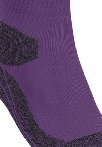 Fioletowa sportowa skarpeta o prążkowanej fakturze, z czarnym, wzmocnionym obszarem pięty i palców oraz gładką częścią podeszwy.