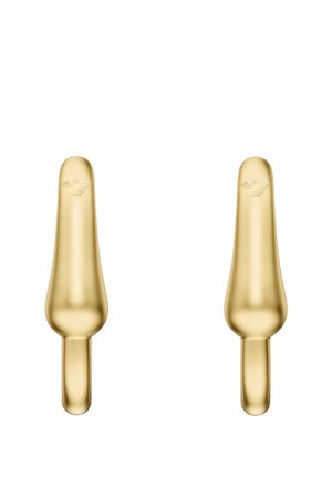 Paar glatte Ohrhänger in Goldton mit kleinem geprägtem Logo nahe dem oberen Rand, dargestellt auf weißem Hintergrund.