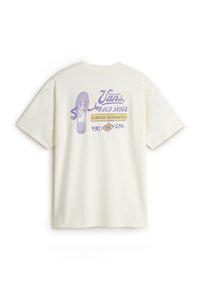 Camiseta gráfica de color crema con un logo de Vans púrpura, un pie de dibujos animados y texto en la parte de atrás. Manga corta, corte relajado, tela de algodón.