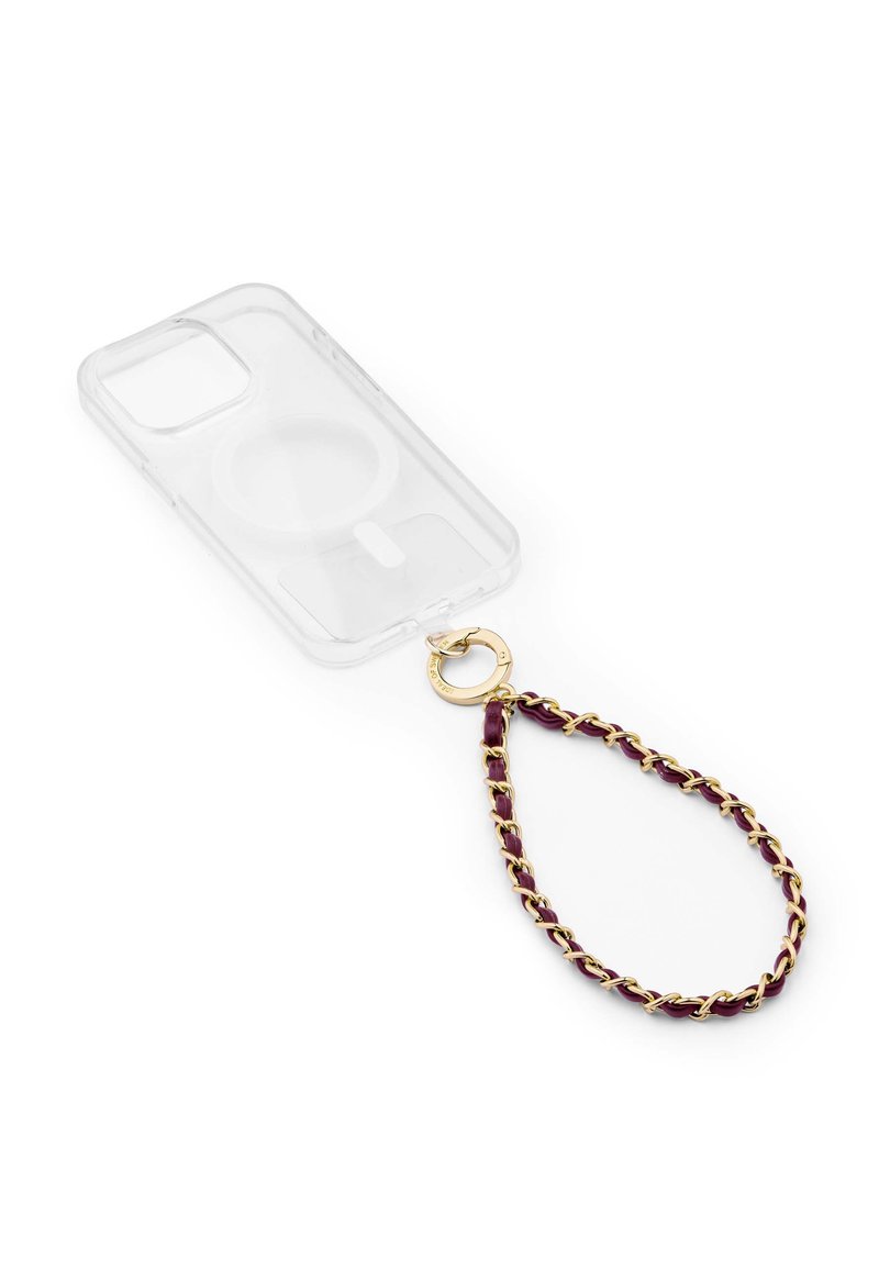 Przezroczyste etui na telefon z złotymi elementami i bordowym łańcuszkiem. Posiada okrągłe wycięcie kompatybilne z MagSafe.