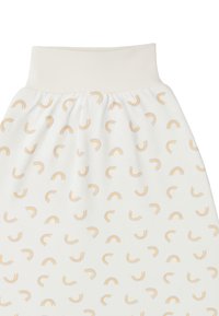 Weißer Stoff mit einer weichen Textur, der ein Muster aus kleinen gelben und blauen Regenbögen zeigt. Das Kleidungsstück hat einen breiten, elastischen Bund.