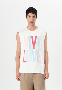Hvit ermeløs t-skjorte med stor "VIVA LOVE" grafikk i rosa og blå. Laget av bomull med en myk tekstur og rund hals.