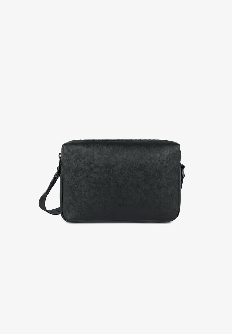 Sac bandoulière rectangulaire en cuir noir avec bandoulière réglable et fermeture éclair, texture lisse et embossage discret de la marque sur le devant.