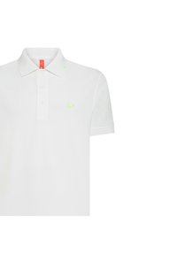 Polo shirt bianco in cotone con colletto classico, pattina con tre bottoni e accenti del logo verde neon sul petto e sul colletto.