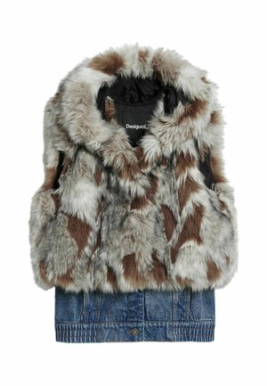Gilet in pelliccia sintetica con un design a motivi marroni e grigi, con una fodera nera scura e un fondo in denim blu.