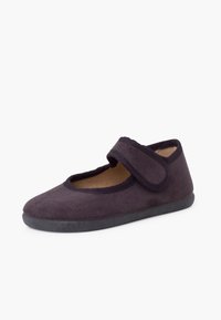 Zapato de ante púrpura oscuro con puntera redondeada, una abertura suave elástica y una correa de Velcro en la parte superior para un ajuste seguro. Suela plana.