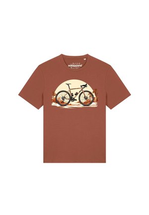Bruine T-shirt met een afbeelding van een racefiets tegen een cirkelvormige zonsondergang achtergrond met palmbomen aan beide zijden.