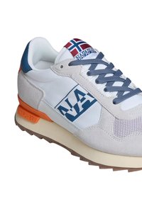 Sneaker bianca con accenti in suede grigi, cappuccio blu sul tallone e suola arancione. Presenta un grande logo blu e una linguetta decorata con la bandiera norvegese.