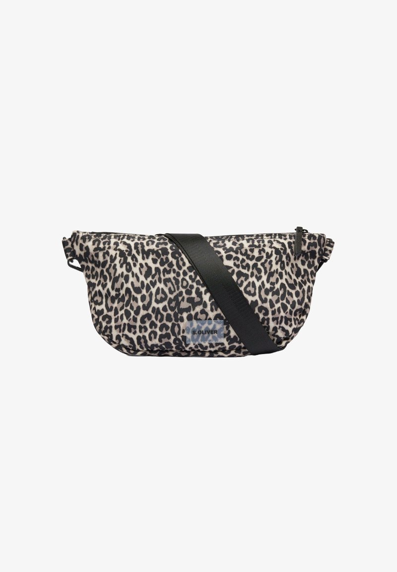 Leopardenprint-Stofftasche mit geschwungener Form, schwarzem Schulterriemen und einem klaren Logolabel. Reißverschluss oben, weiche Textur.