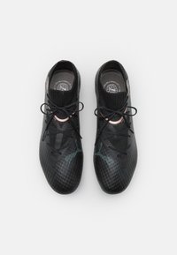 Scarpe da calcio nere con texture, dotate di un colletto in maglia aderente, lacci scuri e accenti riflettenti sottili. Leggere e progettate per le prestazioni.