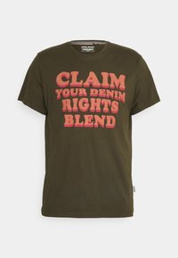 Olivengrøn bomulds T-shirt med fed, stiliseret tekst i pink: "KRÆV DINE DENIMRETTIGHEDER BLEND." Rund halsudskæring og korte ærmer.