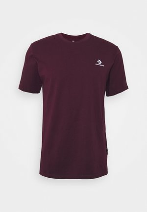 Effen donker bordeauxkleurig T-shirt met korte mouwen en klein wit Converse-logo op de linkerborst.