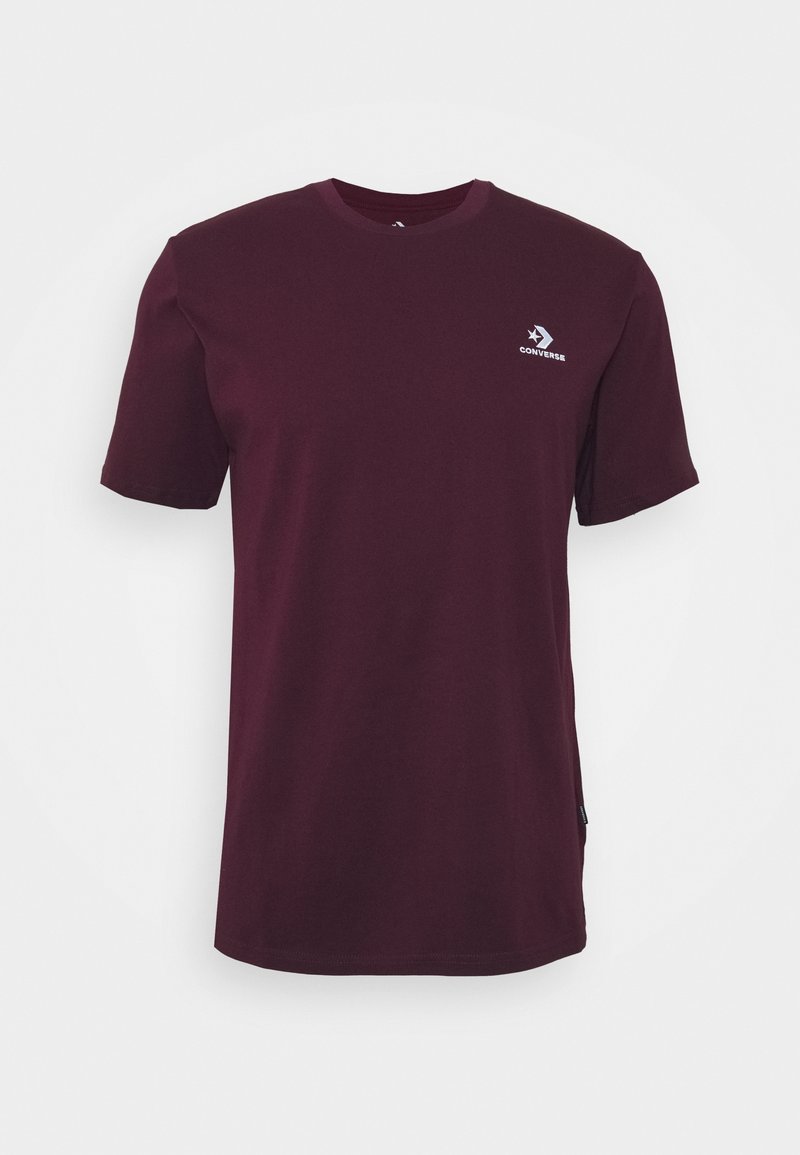 T-shirt uni bordeaux foncé à manches courtes avec un petit logo blanc Converse sur la poitrine gauche.