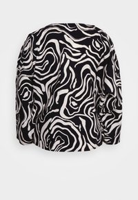 Pullover bianco e nero con un motivo astratto ondulato. Presenta maniche lunghe, un colletto rotondo e una vestibilità comoda.