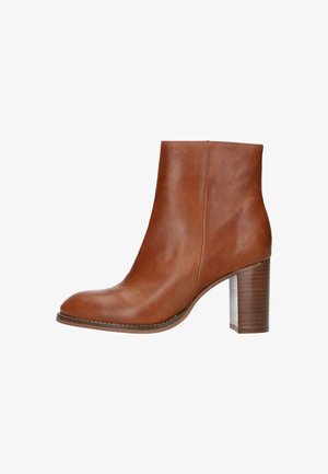 Bruine leren enkelboot met een ronde neus en een hoge, gestapelde hak. Glad textuur met minimale stikdetails en een schoon ontwerp.