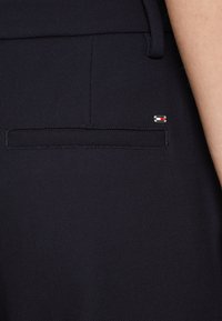 Tommy Hilfiger BUTTON STRAIGHT - Auduma bikses - desert sky