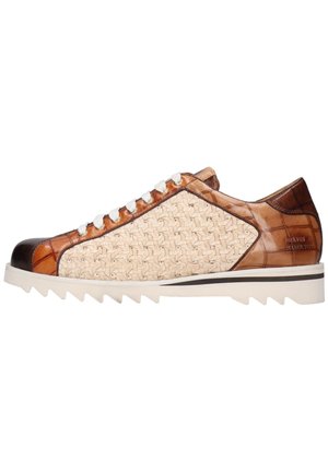 Sneaker da uomo a taglio basso con pannelli laterali beige intrecciati, dettagli in pelle marrone, lacci bianchi e suola in gomma bianca seghettata.