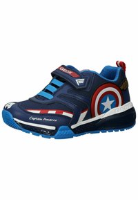 Marineblaue Turnschuhe mit roten und weißen Akzenten, die ein Captain America-Schilddesign aufweisen, über einen verstellbaren Klettverschluss verfügen und eine strukturierte Oberseite besitzen.