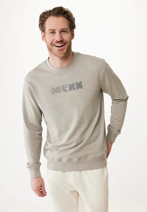 Lys grå sweatshirt lavet af blødt stof, med et struktureret mørkegrå "MEXX" logo på tværs af brystet ogribbet manchetter og kant.