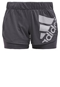 Pantalones cortos deportivos negros con una capa exterior de malla, forro interior sólido y un gran logo blanco de Adidas en el lateral. Incluye una cinturilla elástica.