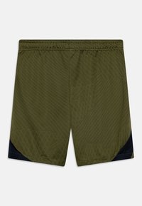 Vihreät urheilushortsit, joissa on teksturoitu kuvio, joustava vyötärönauha ja tummansinisiä yksityiskohtia helmassa. Kevyt ja hengittävä kangas.