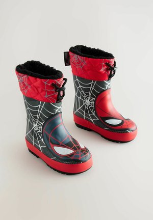 Czerwono-czarne gumowe kalosze z motywem Spider-Mana, mające pikowaną górę, wzory pajęczej sieci oraz teksturowaną podeszwę zapewniającą przyczepność.