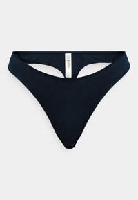Navyblå tanga-bikini med högskuren design, tillverkad av ekologisk bomull, med en mjuk, slät yta och minimala sömnadsdetaljer.