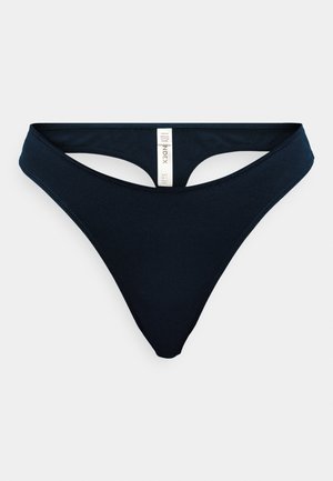 Bikini thong blu navy con design a taglio alto, realizzato in cotone biologico, con una consistenza morbida e liscia e dettagli di cucitura minimi.