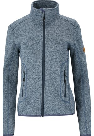 Blå fleecejacka med hög krage, framdragkedja och två sidofickor. Har kontrasterande sömmar och en logobadge på ärmen.