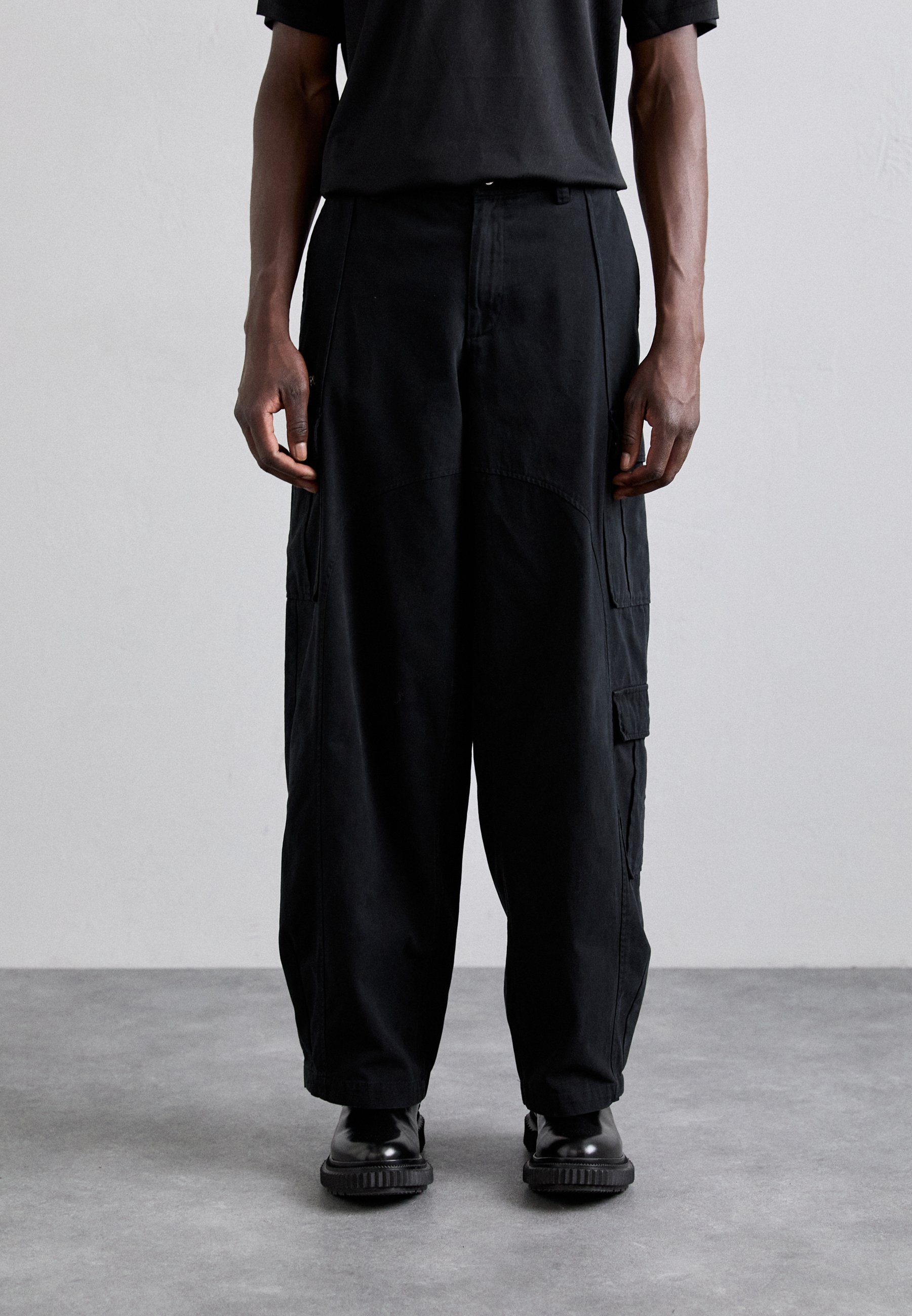 Han Kjøbenhavn WASHED TECHNICAL - Cargo trousers - black - Zalando 