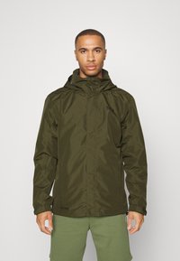 Veste imperméable vert olive avec un col haut, des poches avant et un logo noir. Texture lisse et capuche ajustable pour plus de fonctionnalité.