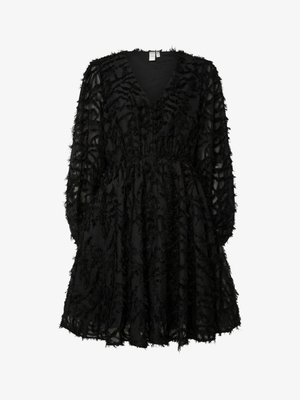 Mustapuku, jossa on V-kaula-aukko ja pitkät hihat. Puvussa on teksturoitu kangas, jossa on repaleisia yksityiskohtia sekä joustava vyötärö, joka tuo kerroksellista vaikutusta.