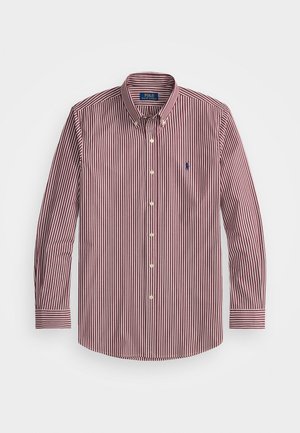 Camisa riscada de mangas longas, com um esquema de cores em bordô e branco, colarinho tipo polo e um pequeno logótipo bordado no peito.