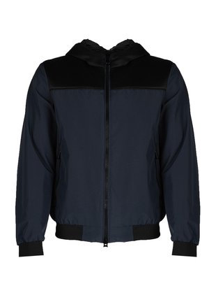 Giacca bomber blu navy con cappuccio in rete, zip frontale, polsini elasticizzati e due tasche laterali. Realizzata in tessuto liscio con una leggera lucentezza.