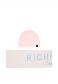 Cappellino rosa in morbido tessuto lavorato a maglia, abbinato a una sciarpa rosa chiaro con la scritta "RICHMOND" in grassetto blu. Design semplice e funzionale.