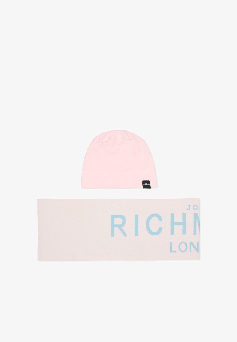 Cappellino rosa in morbido tessuto lavorato a maglia, abbinato a una sciarpa rosa chiaro con la scritta "RICHMOND" in grassetto blu. Design semplice e funzionale.