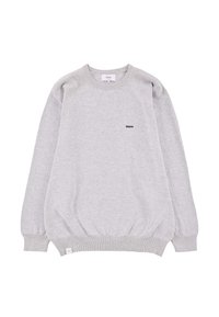 Sweat-shirt gris clair à col ras du cou avec poignets et ourlet côtelés, présentant un petit logo noir "Makia" sur le côté gauche de la poitrine et une étiquette en bas de l'ourlet.