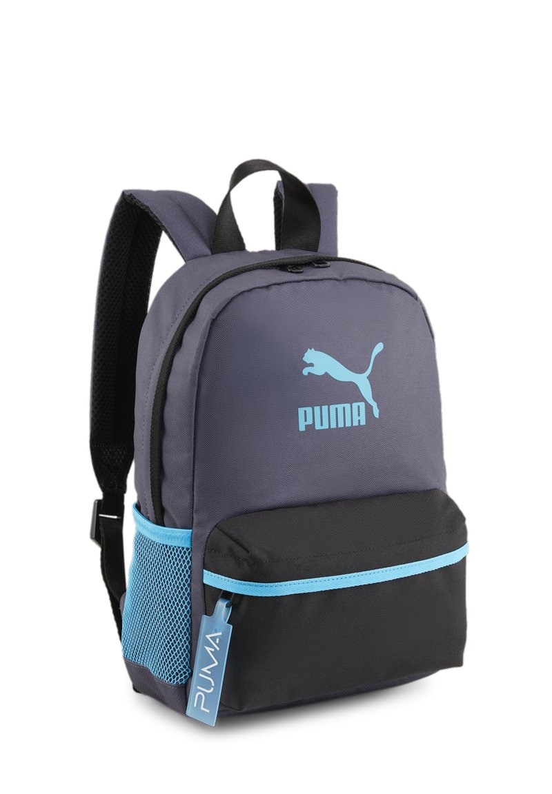 Puma ruksak u tamno sivoj i crnoj boji, s plavim logotipom, prednjim džepom, bočnim mrežastim džepom i podesivim jastučićima na naramenicama.