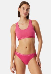 Różowy bawełniany stanik sportowy z szerokim elastycznym pasem z napisem "ELLE" oraz pasującymi różowymi majtkami bikini, charakteryzującymi się gładką fakturą i dopasowanym krojem.