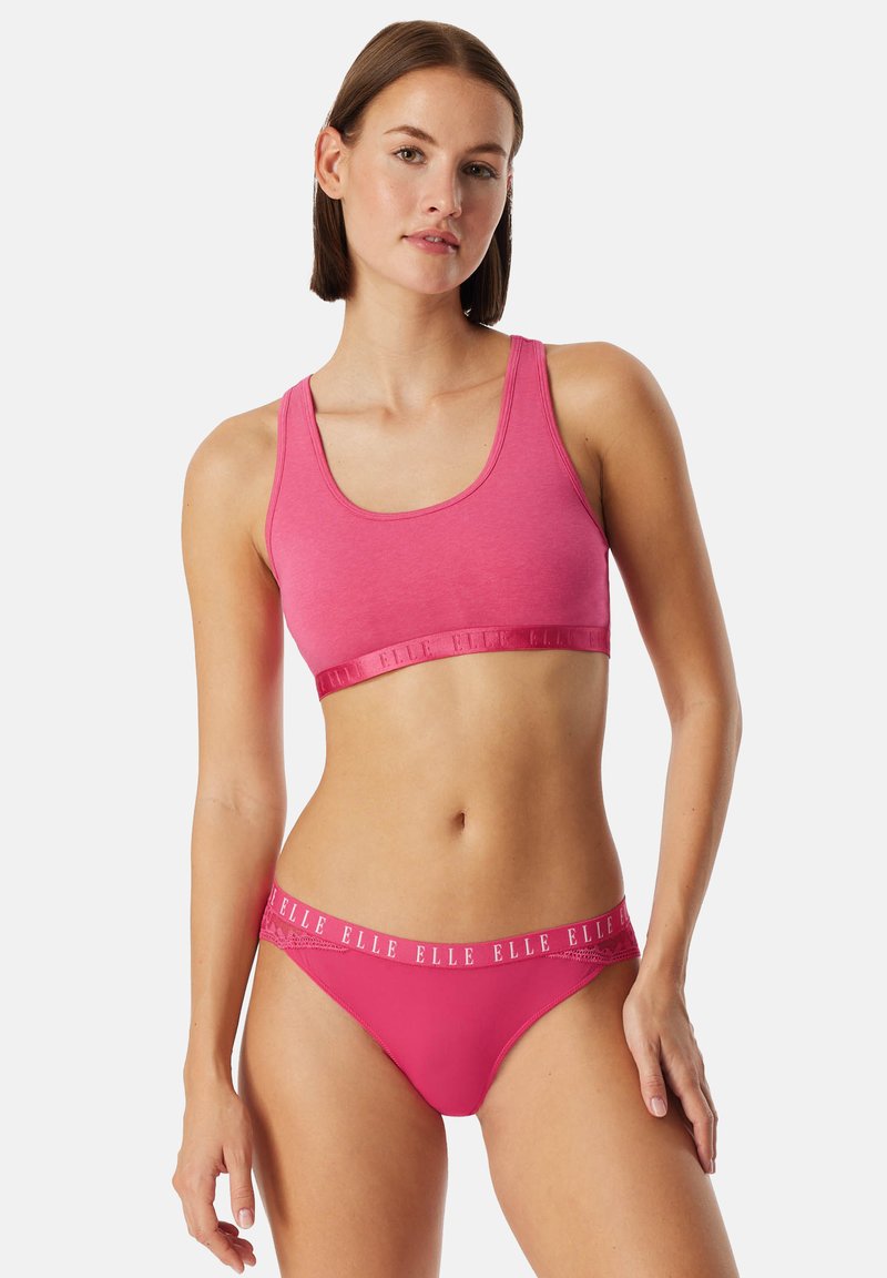 Różowy bawełniany stanik sportowy z szerokim elastycznym pasem z napisem "ELLE" oraz pasującymi różowymi majtkami bikini, charakteryzującymi się gładką fakturą i dopasowanym krojem.