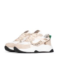 Sneakers con un mix di pelle bianca e suede beige, caratterizzati da un accento a stampa leopardata, un tallone verde e una suola nera spessa.