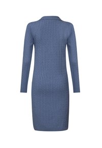 Robe en tricot torsadé bleu doux, avec un col, des manches longues et une silhouette ajustée, présentant des accents côtelés le long des bords.