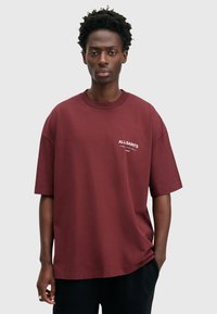 AllSaints UNDERGROUND CREW - Triko s potiskem - winehouse red