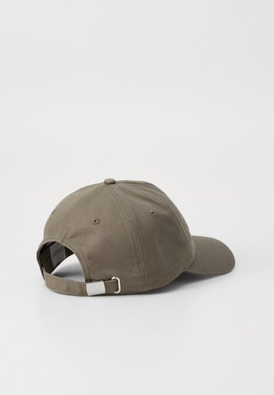 Khaki-baseball-lippis, jossa on kaareva lippa, kankaan rakenne, säädettävä solki takana ja brodeeratut ilmanvaihtoaukot.