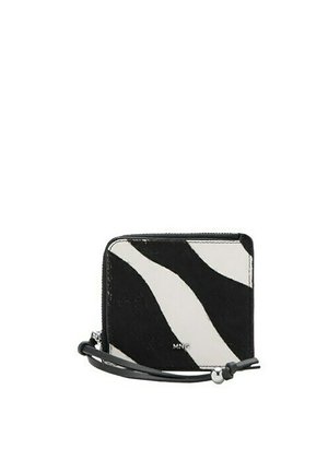 Portafoglio quadrato da polso con stampa zebra bianco e nero, chiusura con cerniera e piccolo logo metallico sul davanti.