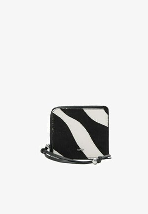 Črno-beli zapestni denarnica s potiskom zebre v obliki kvadrata, z zadrgo in majhno kovinsko oznako spredaj.