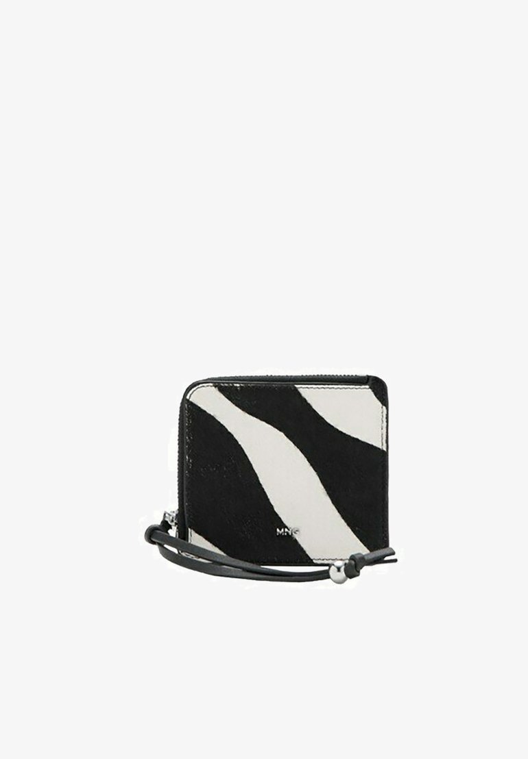 Portofel mic pătrat cu imprimare în dungi de zebră alb-negru, cu fermoar și logo metalic mic în față.