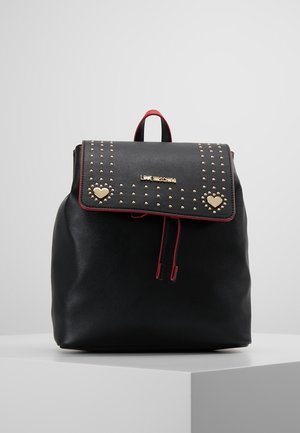 Czarny plecak z czerwonym obszyciem, złotymi ćwiekami, ozdobami w kształcie serca i logo Love Moschino na przedniej klapie.