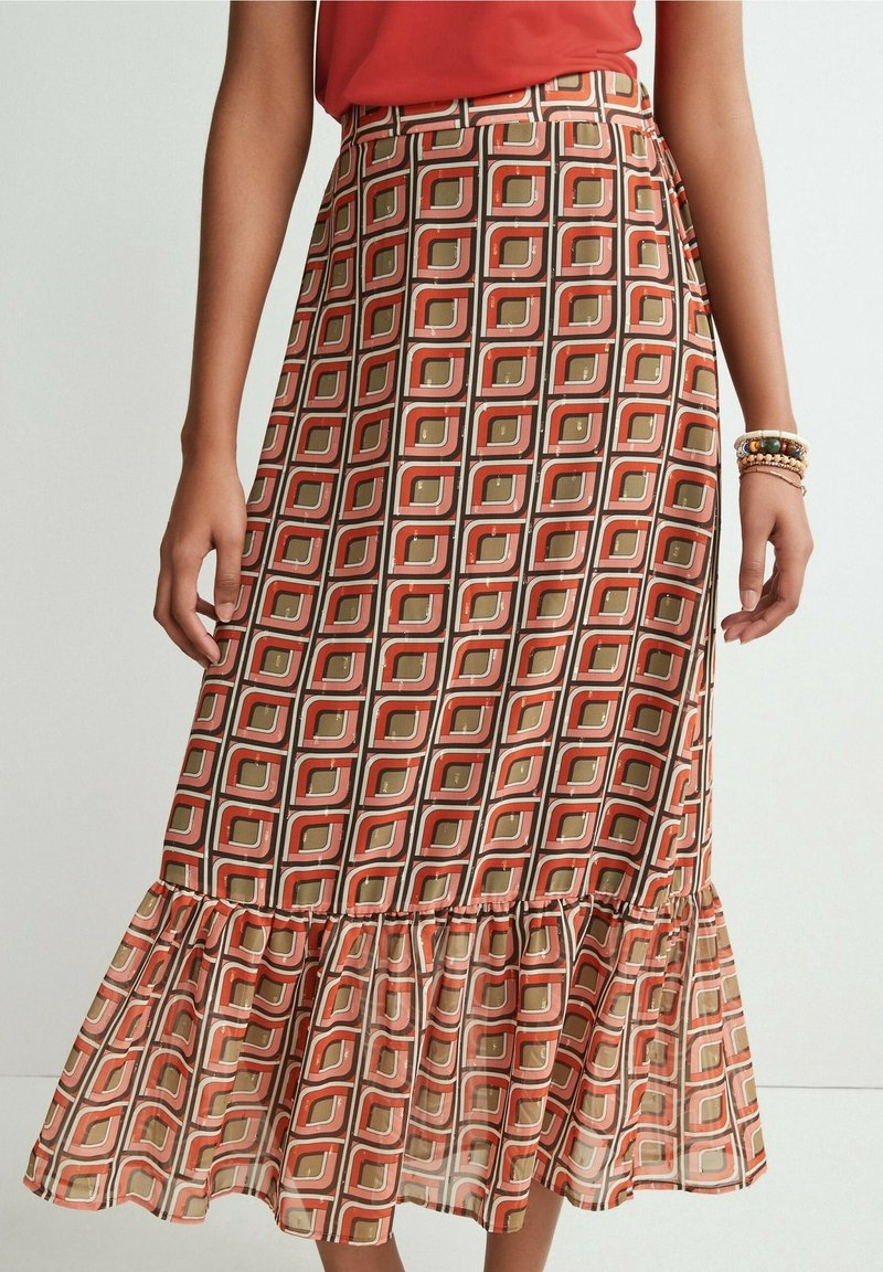 Jupe midi multicolore avec un motif géométrique en rouge, orange et marron. Dotée d'un ourlet à volants évasé et d'une taille ajustée.